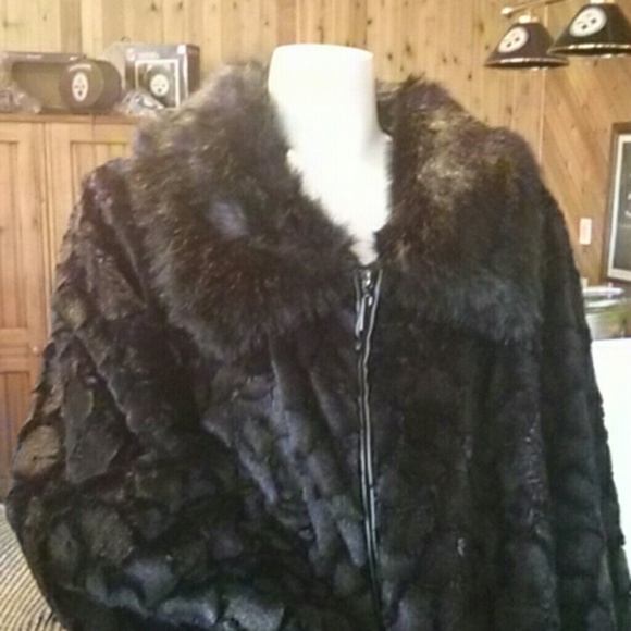 A sculptured faux fur jacket - Picture 2 of 2